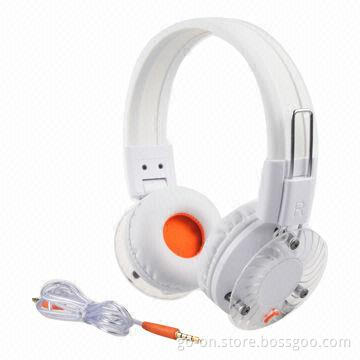 Stereo headphones with 3.5mm audio cable and microphone for smartphones